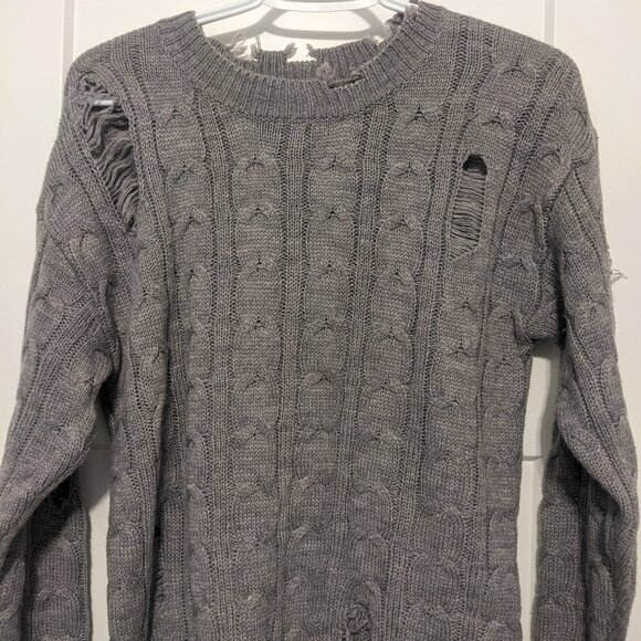 Distressed cable knit grey sweater - Picture 2 of 3